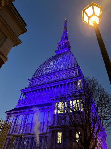 Mole Antonelliana illuminata con logo Torino 2025