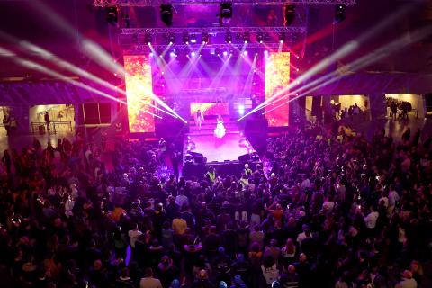 Spettacolo sul palco al Pala Alpitour con luci e molto pubblico