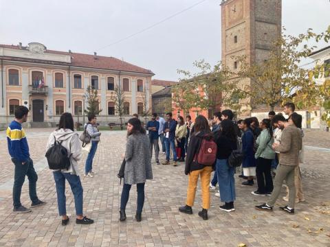 I partecipanti alla challenge fotografati in una piazza di un paesino delle Langhe