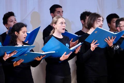 L'esibizione del Coro Polietnico