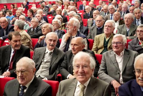 Gli Alumni e le Alumne in attesa della pergamena