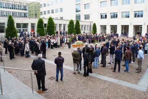Momento di raccoglimento nella corte