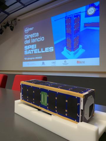 Foto della copia del satellite