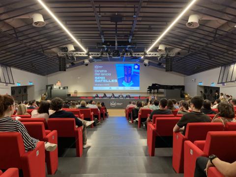 Il pubblico attende il lancio in Aula Magna