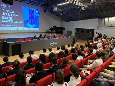 I relatori raccontano la storia del satellite