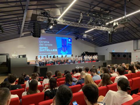 I ragazzi e le ragazze del team sul palco