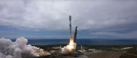 L'istante in cui il razzo Falcon 9 di Space X si alza dalla rampa di lancio