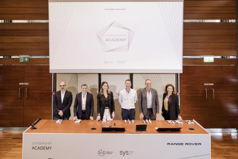 I curatori della prima edizione della Range Rover Leadership Academy premiano i partecipanti