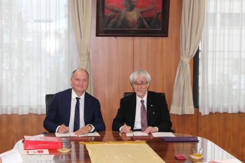 Firma dell'accordo con la Ryukoku University