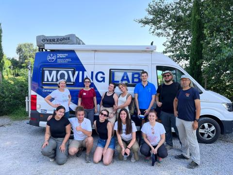 Foto di gruppo del team DIRECT con il Moving Lab del DIATI