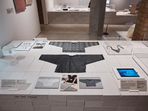 Service Shirt, waste age exhibition, 2021 (progetto di Rebecca Earley)