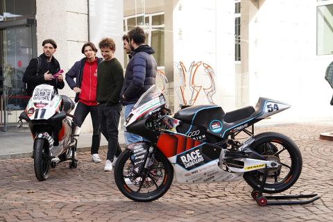 Il team 2WheelsPoliTO con i trofei conquistati in pista