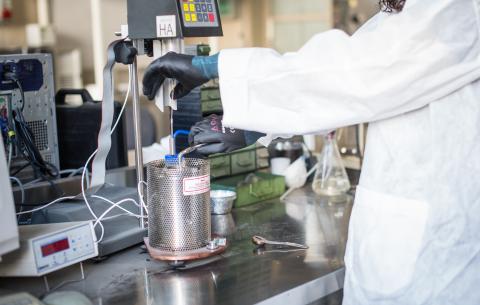 Persona che lavora in laboratorio