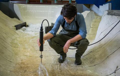 Ragazzo che lavora nel laboratorio di idraulica