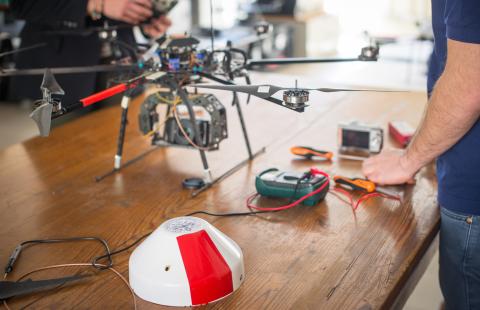 Tavolo con sopra un drone 
