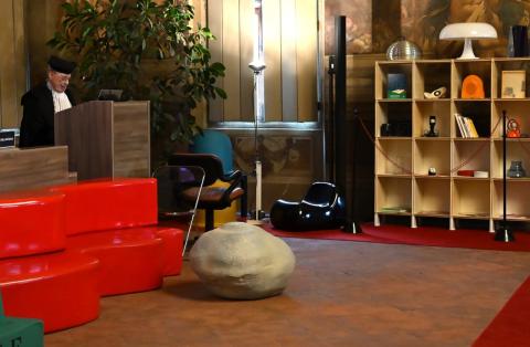 L'architetto Ambasz durante la Lectio Magistralis circondato dagli oggetti della mostra a lui dedicata