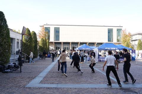 La corte centrale trasformata in campetto da basket