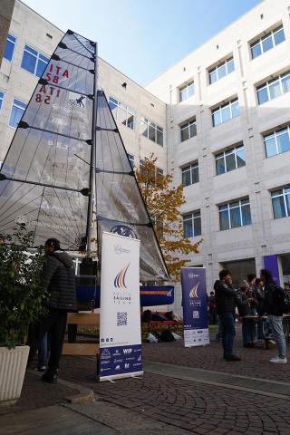 Il Sailing Team con uno dei suoi scafi premiati