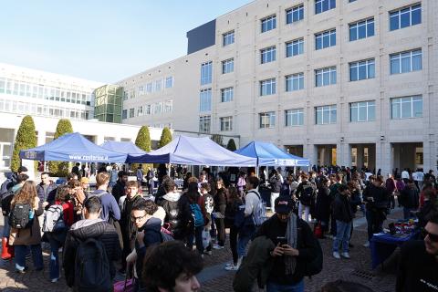 La sede centrale con tanto pubblico