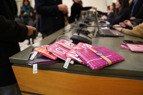 Gli astucci realizzati recuperando i banner di Biennale Tecnologia