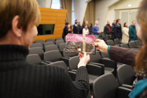 La consegna degli astucci al personale di Ateneo