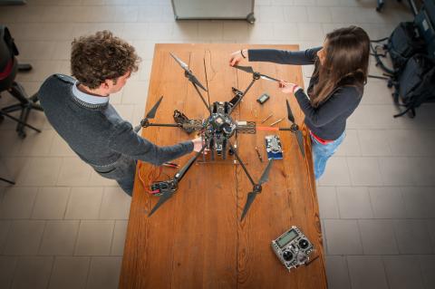 Due persone costruiscono un drone