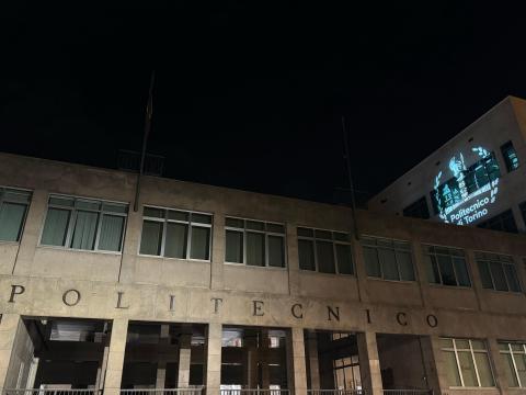 Il logo di Ateneo proiettato sulla facciata