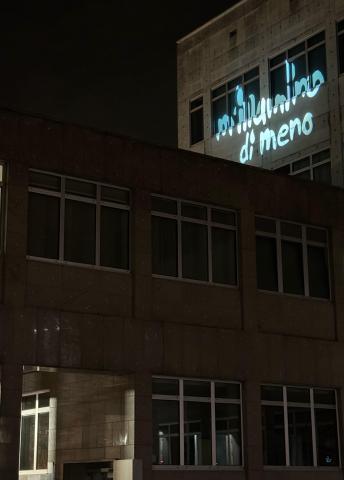 L'edificio con il logo dell'iniziativa per testimoniare l'impegno dell'Ateneo