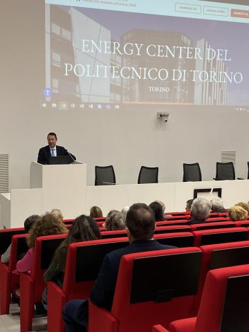 Il Rettore Stefano Corgnati accoglie i visitatori nell’auditorium dell'Energy Center