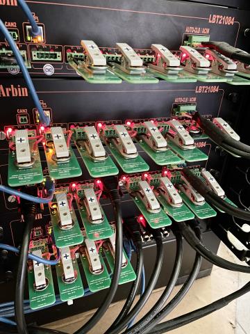 Dentro il primo laboratorio di ricerca italiano sulle batterie a base di potassio: sistema di testing di batterie