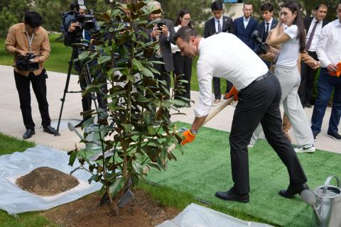 Piantare un albero come simbolo dell'unione tra i due Atenei