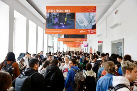 La folla di studenti alla Biennale