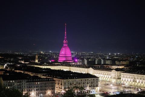La Mole Antonelliana simbolo di Torino colorata per Biennale Tecnologia 2024