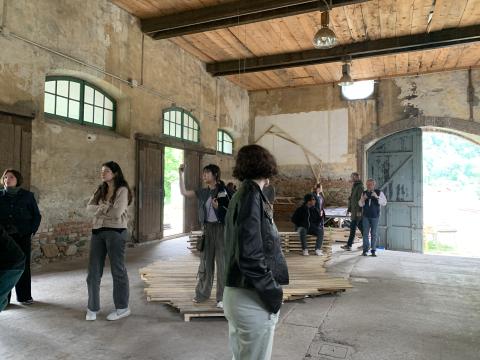 All'interno dell'edificio che ospita la mostra OB-SERVING THE LANDSCAPE