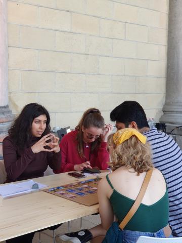 Gli studenti spiegano il gioco ai visitatori del Festival