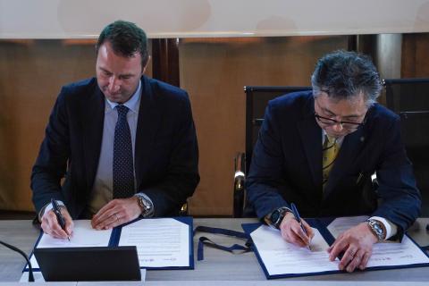 Il momento della firma dell'accordo