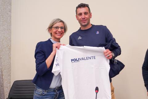 La Vicerettrice per la Comunicazione e la Promozione Silvia Barbero con Vincenzo Nibali