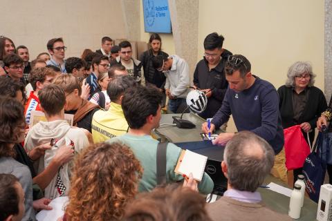 Vincenzo Nibali rilascia gli autografi ai presenti