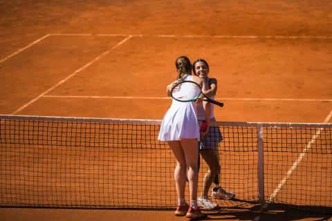 L'abbraccio tra le giocatrici al termine della partita