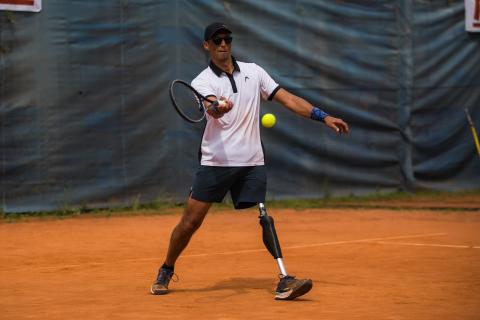 Giocatore con disabilità fisica all'arto inferiore