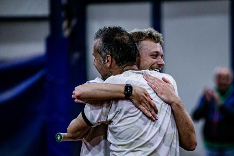 L'abbraccio tra i giocatori al termine della partita