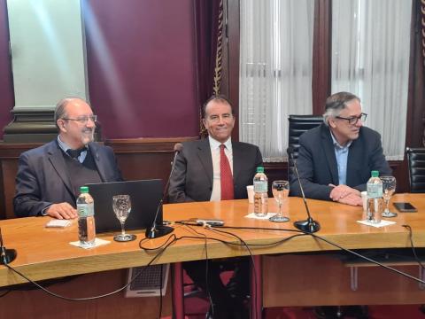 Da sinistra: il Pro Rettore di UDELAR Álvaro Mombrú, il professor Zanino e il Rettore di UDELAR Rodrigo Arim
