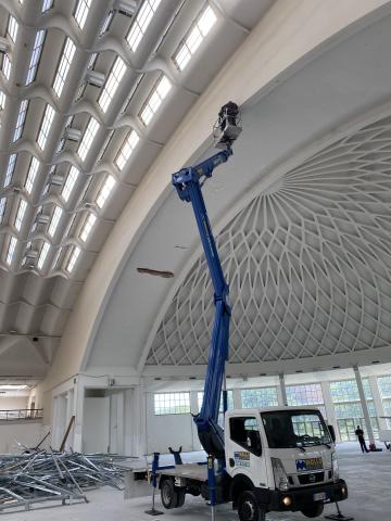 Controlli anche sul soffitto del padiglione con l'ausilio di mezzi speciali