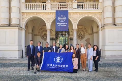 Foto di gruppo con i rappresentanti dell'associazione Alumni della JiaoTong University