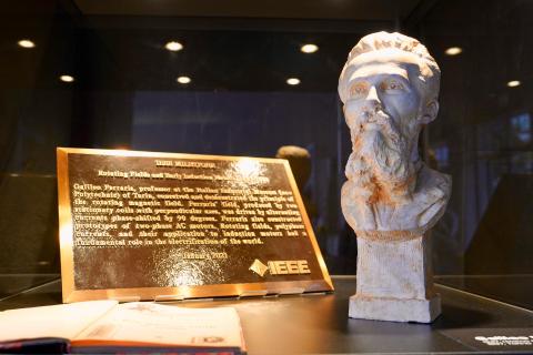 La targa IEEE Milestone e il busto che celebrano il grande scienziato