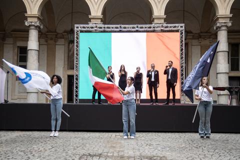 L'inno nazionale apre la cerimonia