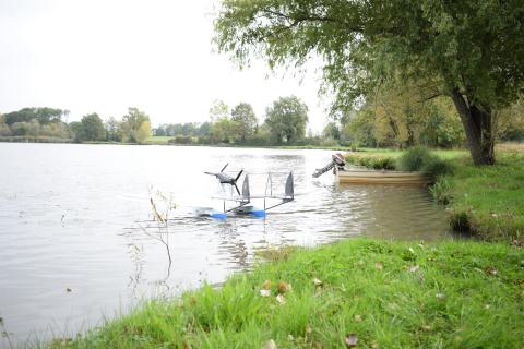 L'idrovolante elettrico stacca l’ombra dall’acqua dei laghi di Caselette inferiore