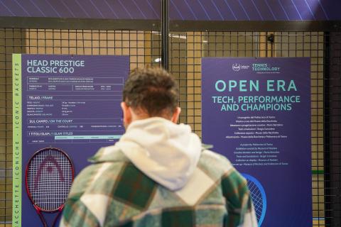 La mostra ripercorre quasi 60 anni di tennis