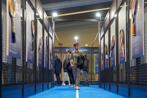 Suggestivo l'allestimento su un campo da tennis