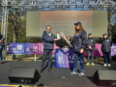 Il Presidente di EDISU Alessandro Ciro Sciretti porta la fiamma dei giochi
